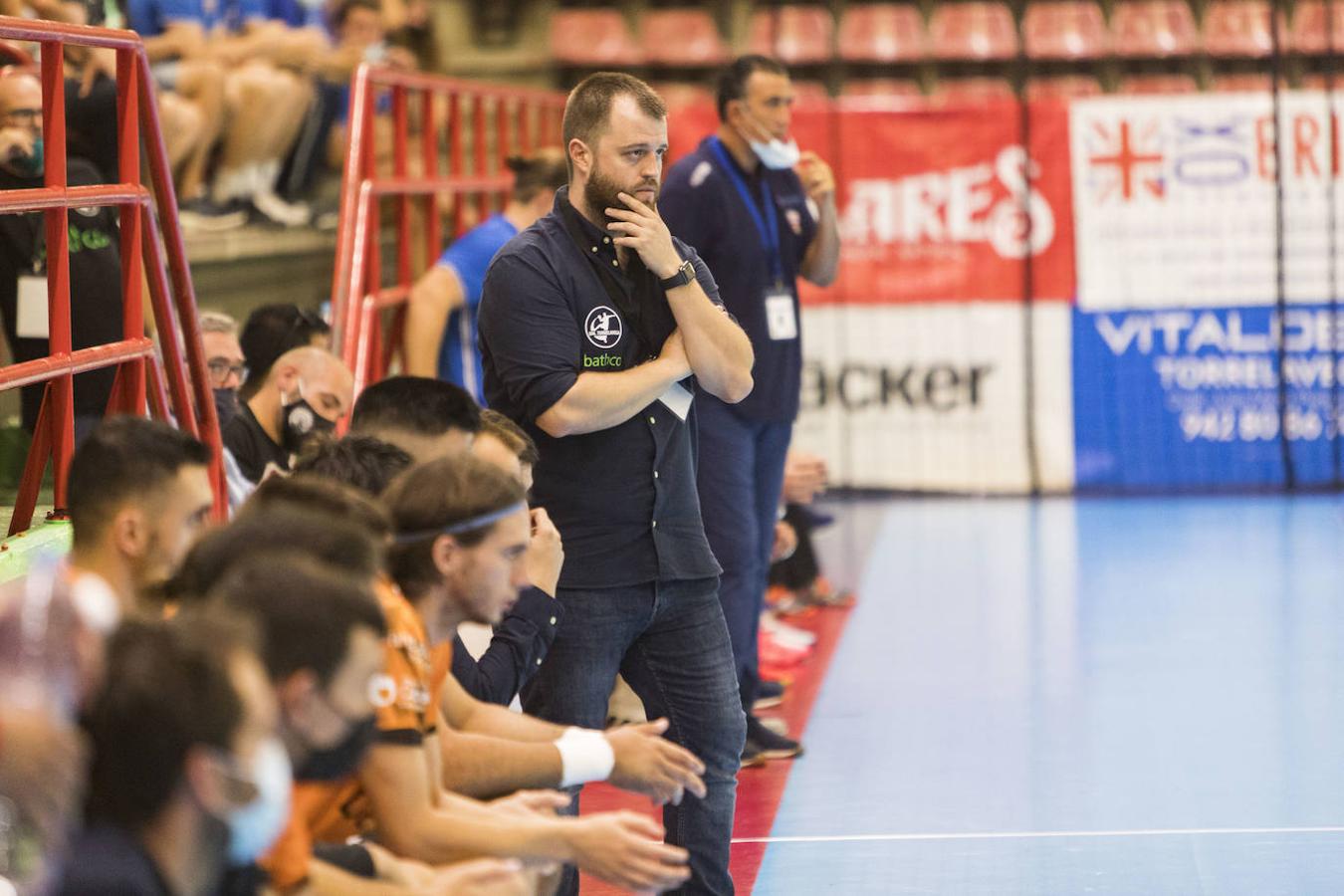 Fotos: Debut del Bathco Torrelavega en la Liga Asobal