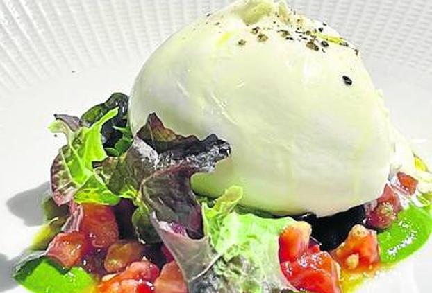 Ensalada de tomate y burrata.