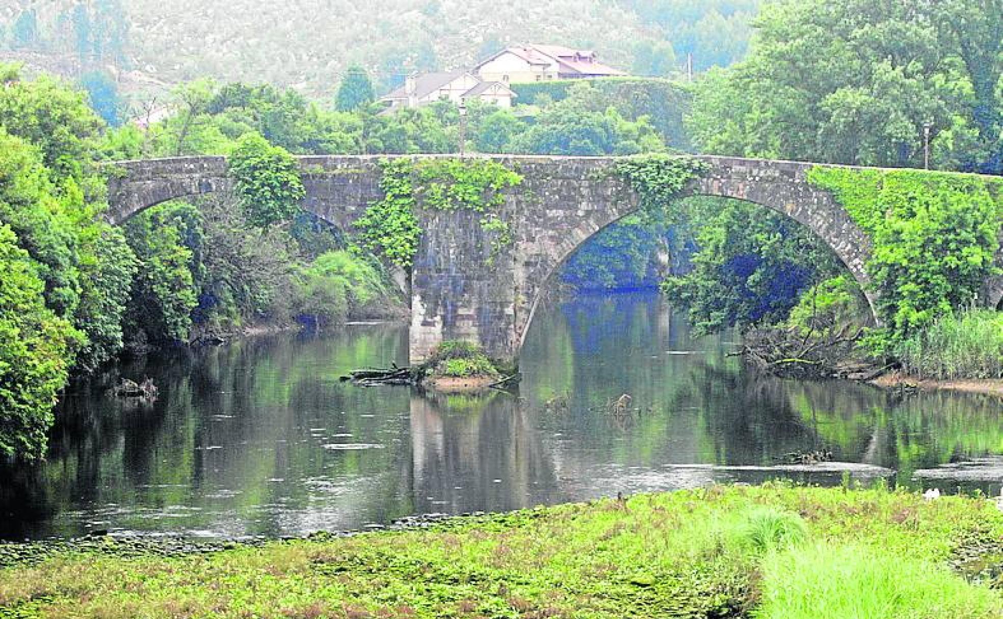 Puente sobre el Pas, declarado Bien de Interés Cultural. 