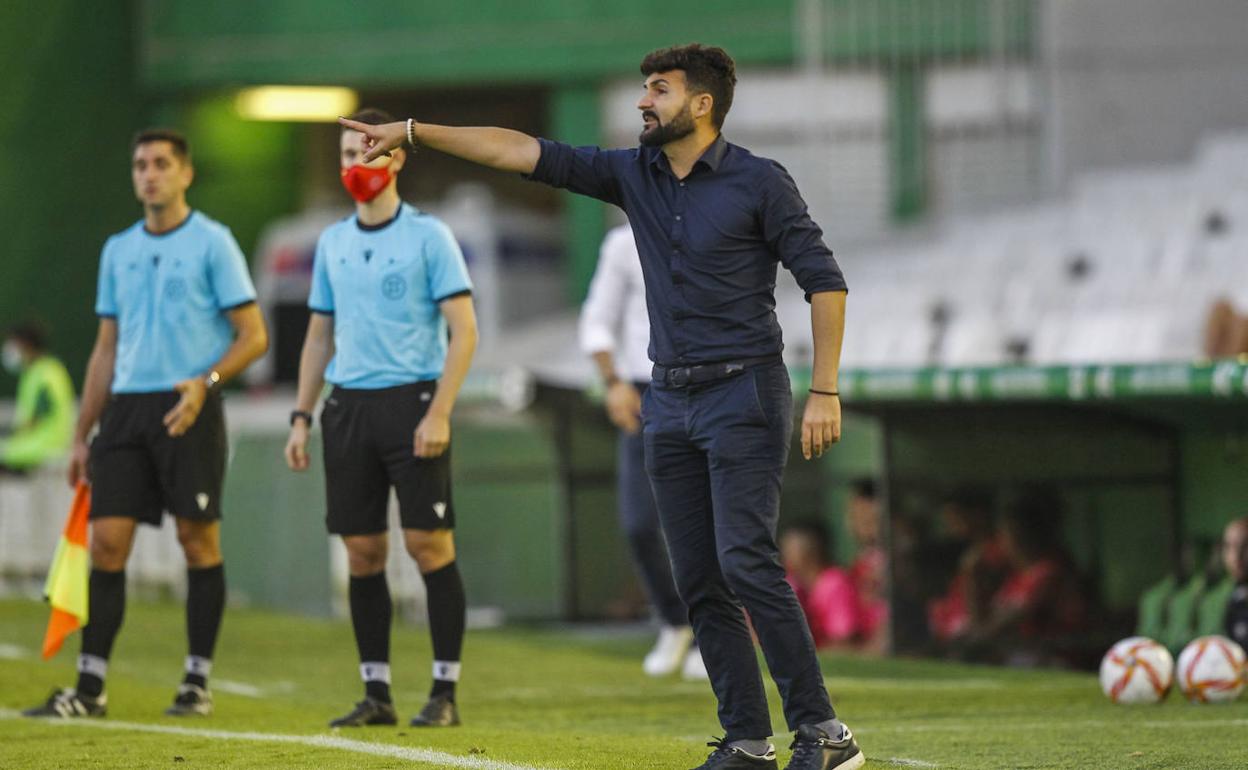 Guille Romo da indicaciones a sus jugadores desde la zona de banquillos durante el partido de ayer en El Sardinero.