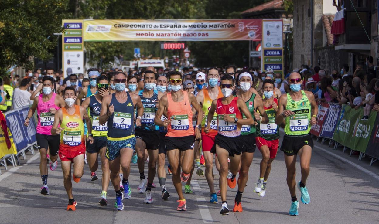 Los atletas de la categoría masculina, al mando de la prueba al poco de darse la salida a la Media Maratón Bajo Pas. 