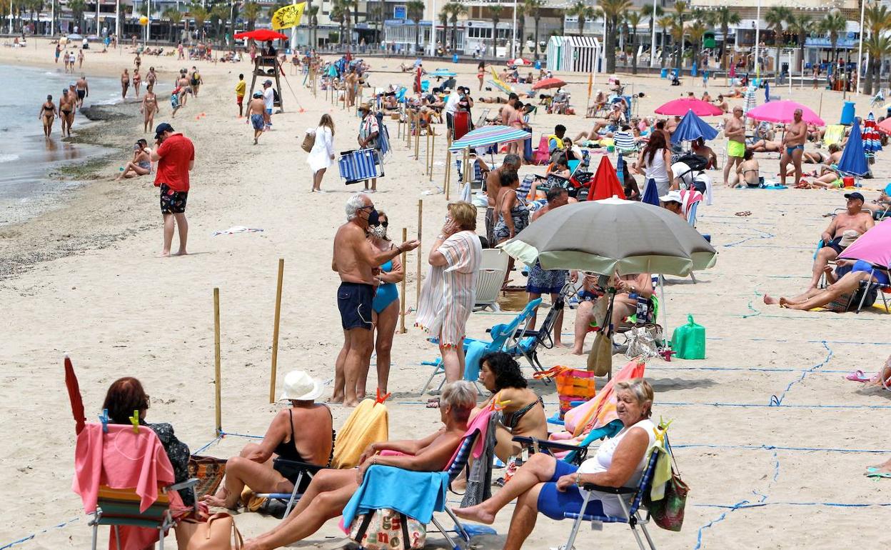 Turistas en una playa de Benidorm (Alicante), este verano. 