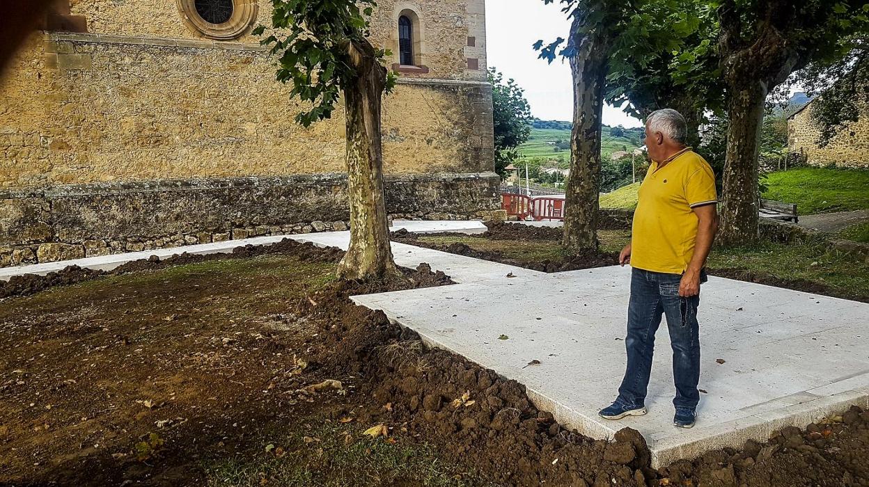 Ruiz Ramos muestra una de las zonas en las que ya se han acometido las obras. V. C.