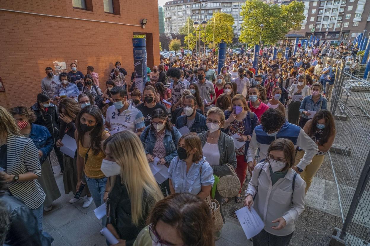 Acceso, a primera hora de la mañana, de los aspirantes a la sede habilitada en el Edificio Interfacultativo de la Universidad de Cantabria. daniel pedriza