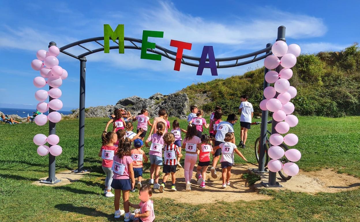 Los pequeños atletas llegan a la meta en el parque de Cotolino.