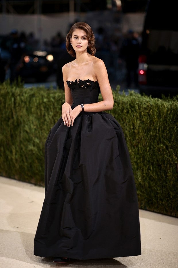 La modelo Kaia Gerber lució un vestido negro firmado por Oscar de la Renta.