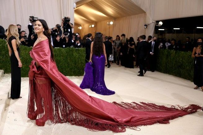 Se estrenaba Rosalía en el evento y puso el sello español a la alfombra roja de la Gala Met. La artista apostó por el rojo (uno de sus colores aliados) y más que una referencia a la moda estadounidense para que dejo claro que lo suyo es la estética folklore de nuestro país, puesto que llevó una mantilla XXL de cuero rojo firmada por Rick Owens. Sinceramente, me esperaba algo más de ella. 