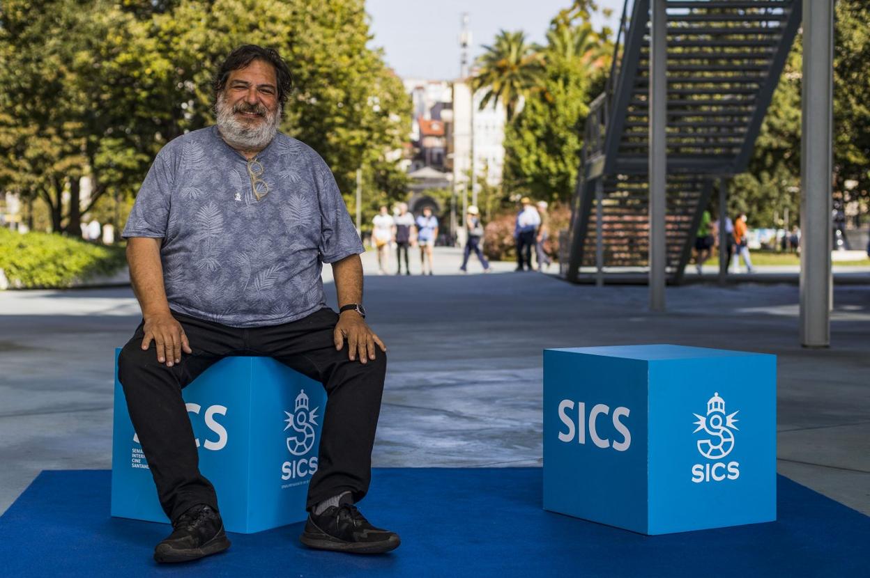 El cineasta Rodrigo Sepúlveda pudo ver por segunda ver su película en una gran pantalla en la capital cántabra.