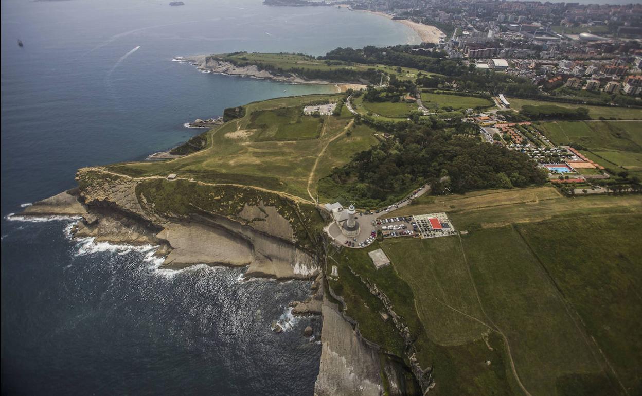 Vista aérea del faro de Cabo Mayor y el entorno de la franja del litoral norte de Santander, una de las zonas de actuación del plan. 