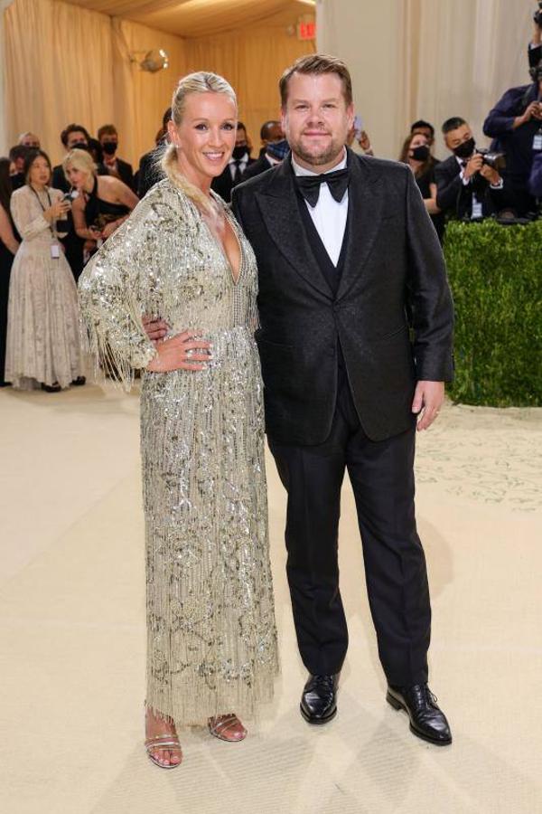 El presentador James Corden y Julia Carey.