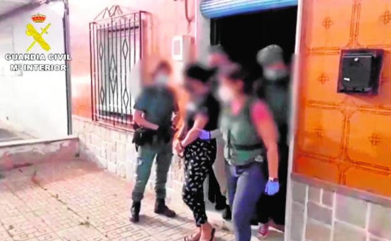 Momento de la detención de una de las mujeres. 