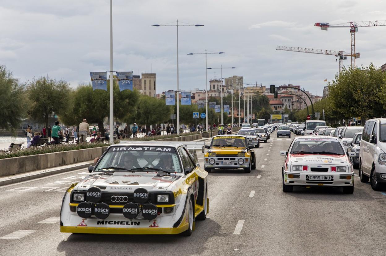 La comitiva avanza por el Paseo de Pereda en dirección al Palacio de La Magdalena. 