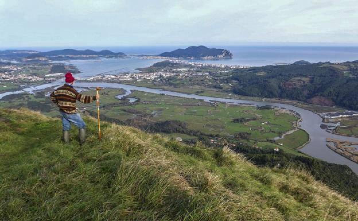 Panorámica del bajo Asón, de la ría y de la costa que se disfruta desde el pico Candiano