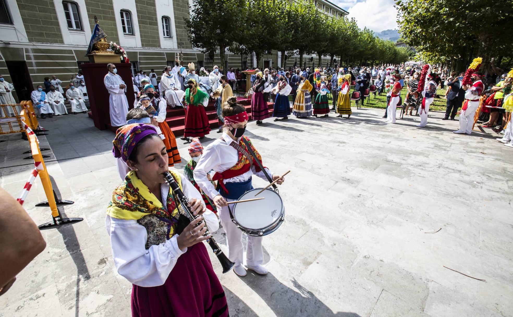 El Grupo de danzas Virgen de Palacios actuó tras la misa de las doce.