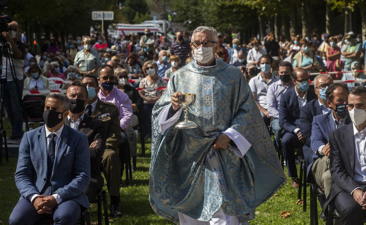 El obispo Manuel Sánchez Monge durante la eucaristía de la Misa Mayor en la explanada del Santuario.