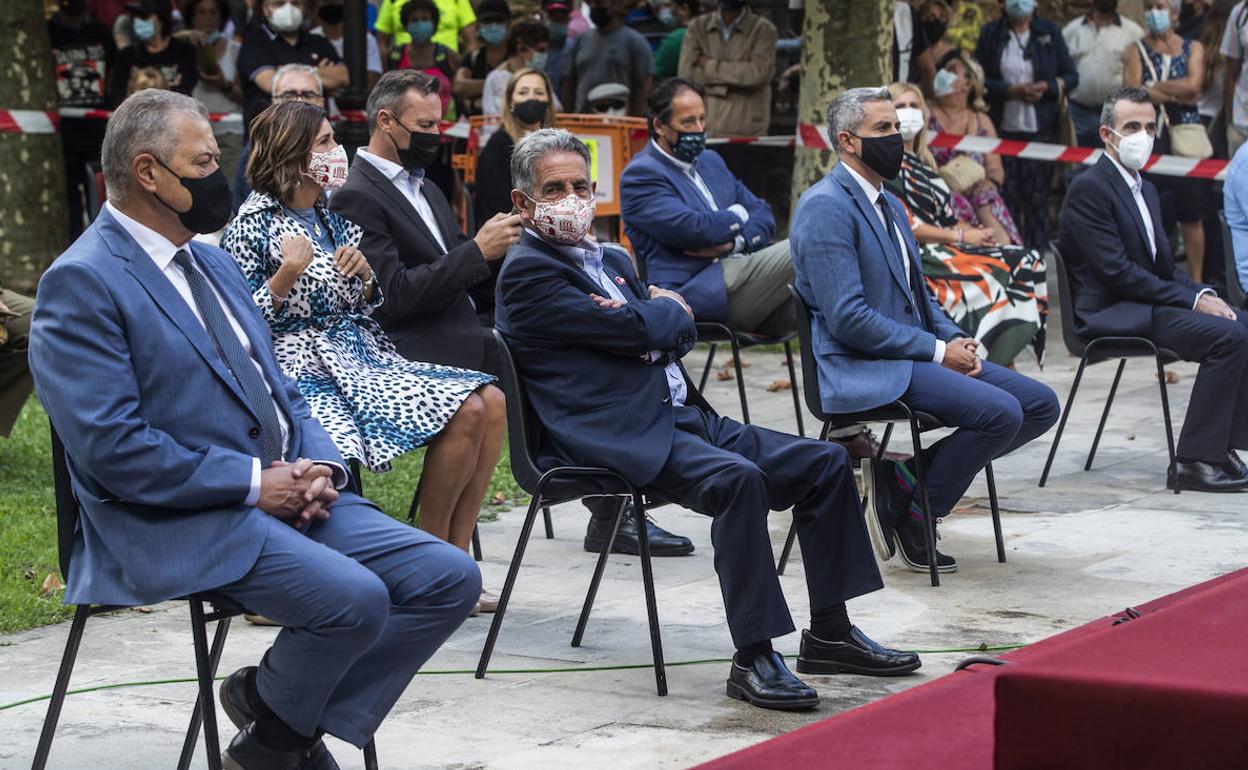 Gómez, Revilla y Zuloaga, en la primera fila durante la misa.