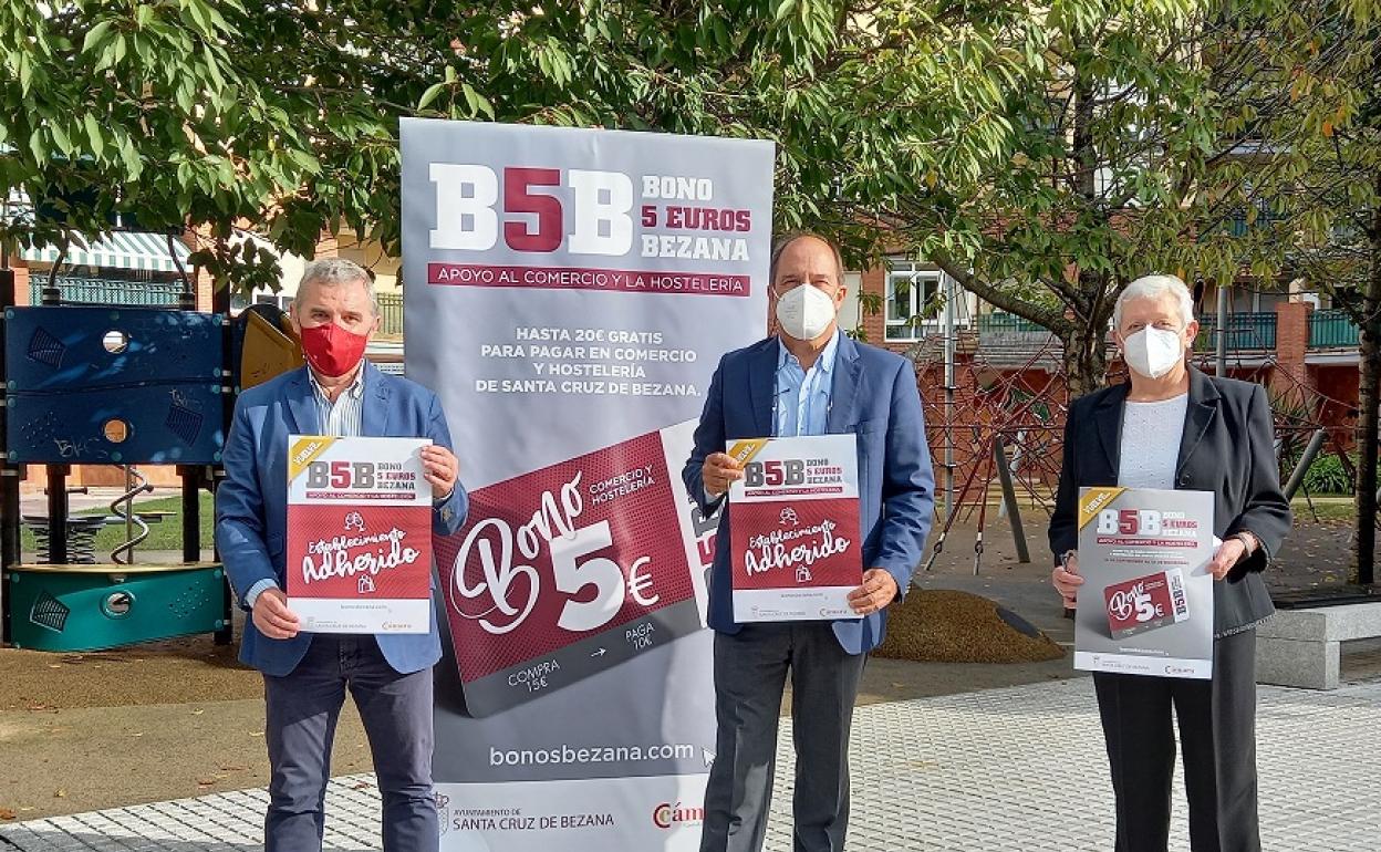 El alcalde, Alberto García Onandía, posa junto al presidente de la Cámara de Comercio, Modesto Piñeiro, y Josefa Serra.