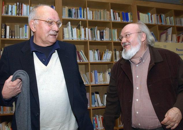 Los directores de cine Mario Camus y José Luis Cuerda charlando en 2004 tras la rueda de prensa de presentación de la adaptación para televisión de tres cuentos de Camilo José Cela: "El bonito crimen del carabinero", "Santa Balbina 37, gas en cada piso" y "Timeoteo, el incomprendido".