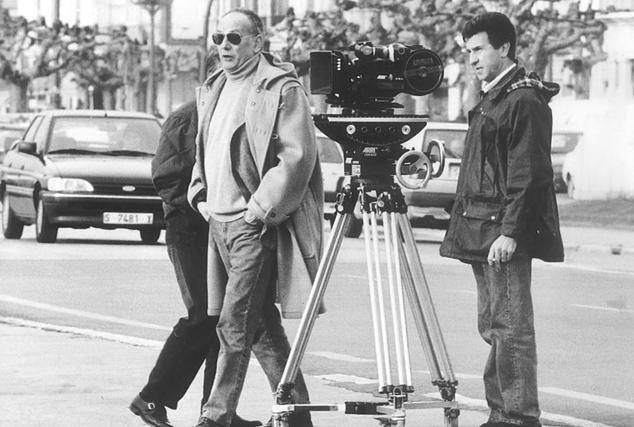 Con las manos en los bolsillos y ese halo de misterio que tienen algunos directores de cine, Mario Camus rodaba 'Amor Propio' en el centro de la ciudad que lo vio nacer (Santander).