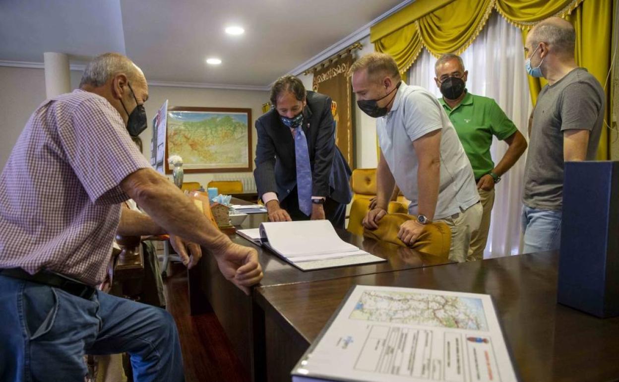 Presentación del proyecto en el Ayuntamiento de Arenas de Iguña.