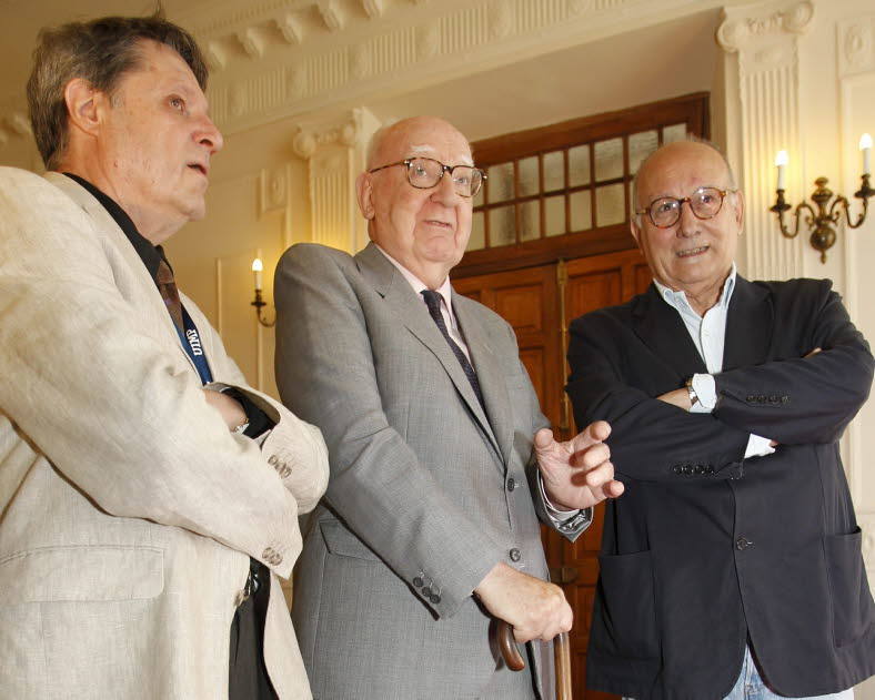 El director, productor y guionista José Luis Borau (en el medio de la imagen) recibió en 2010 el II Premio UIMP a la Cinematografía. Mario Camus leyó la laudatio en el acto.