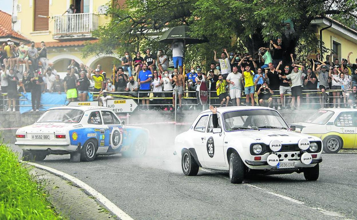 Las espectaculares maniobras de los pilotos y sus vehículos deleitaron al numeroso público que se apostó junto a las carreteras