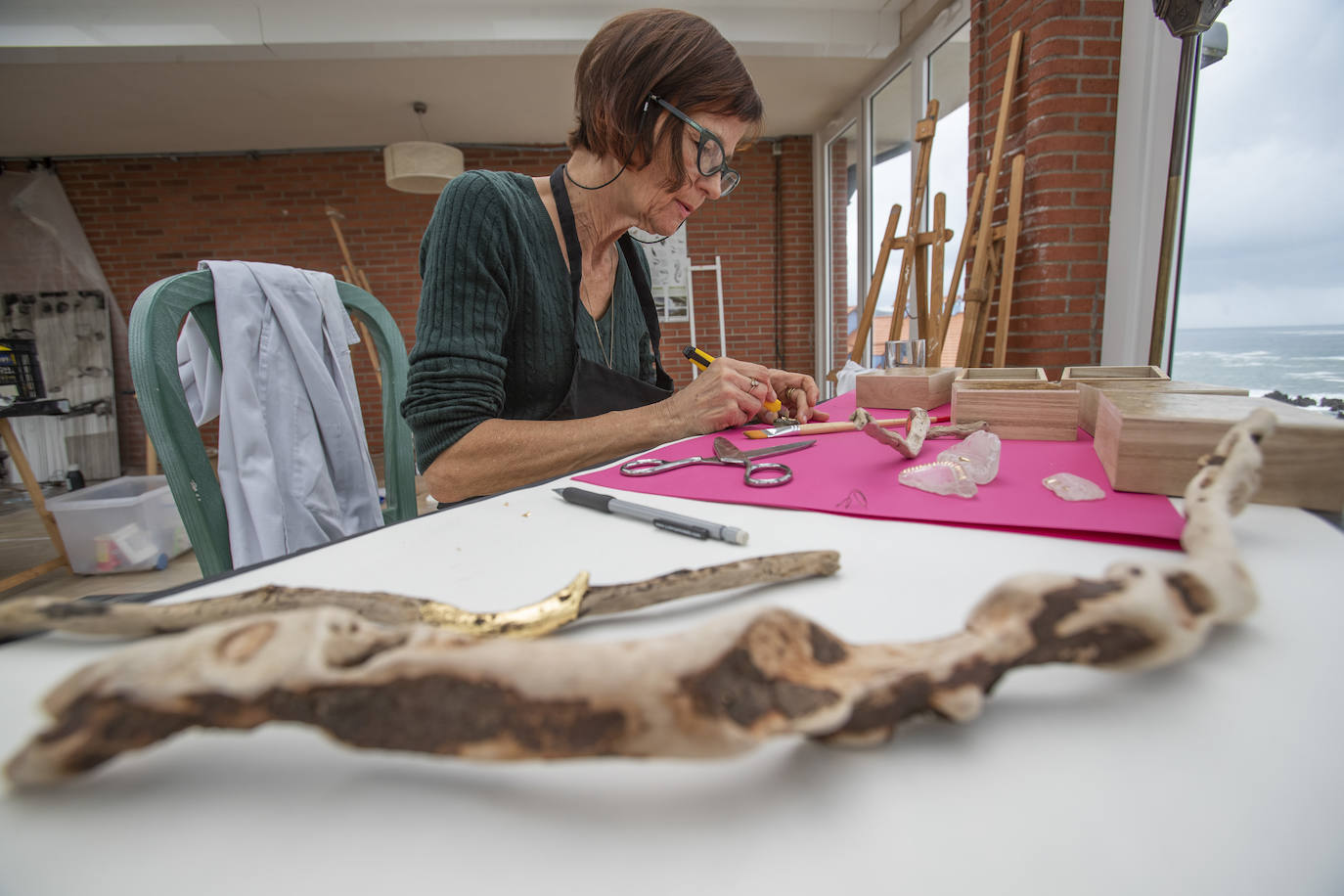 Evelyn Hellenschmidt critica en su trabajo el consumo banal del arte.