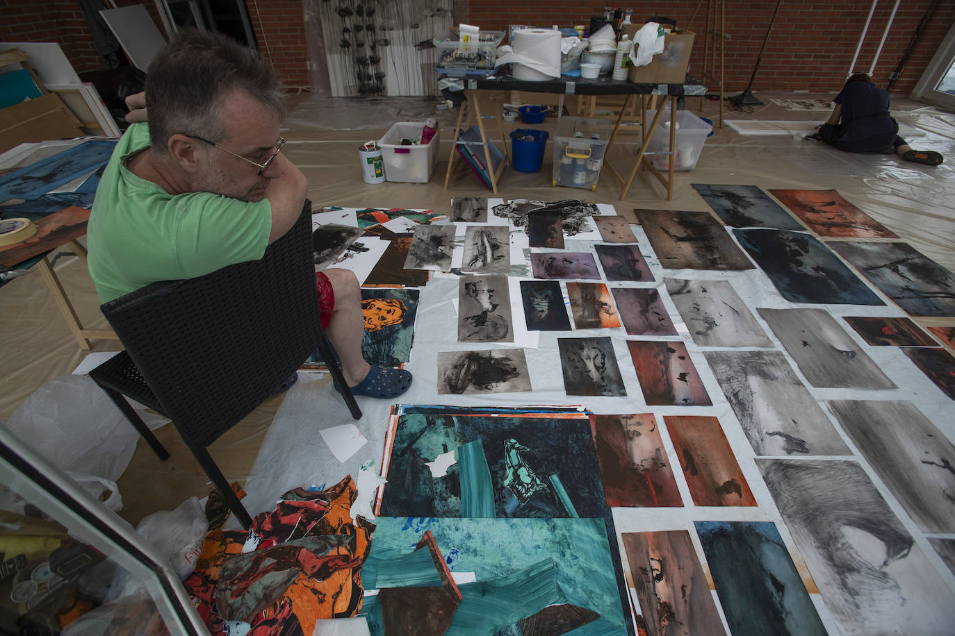 El artista Tony Squance contempla su colección de obras. 