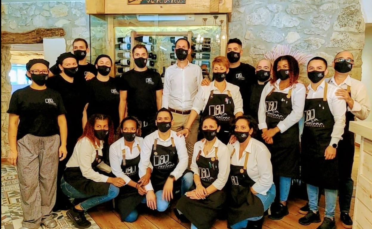 Equipo capitaneado por David Andrés, en el centro de pie. 