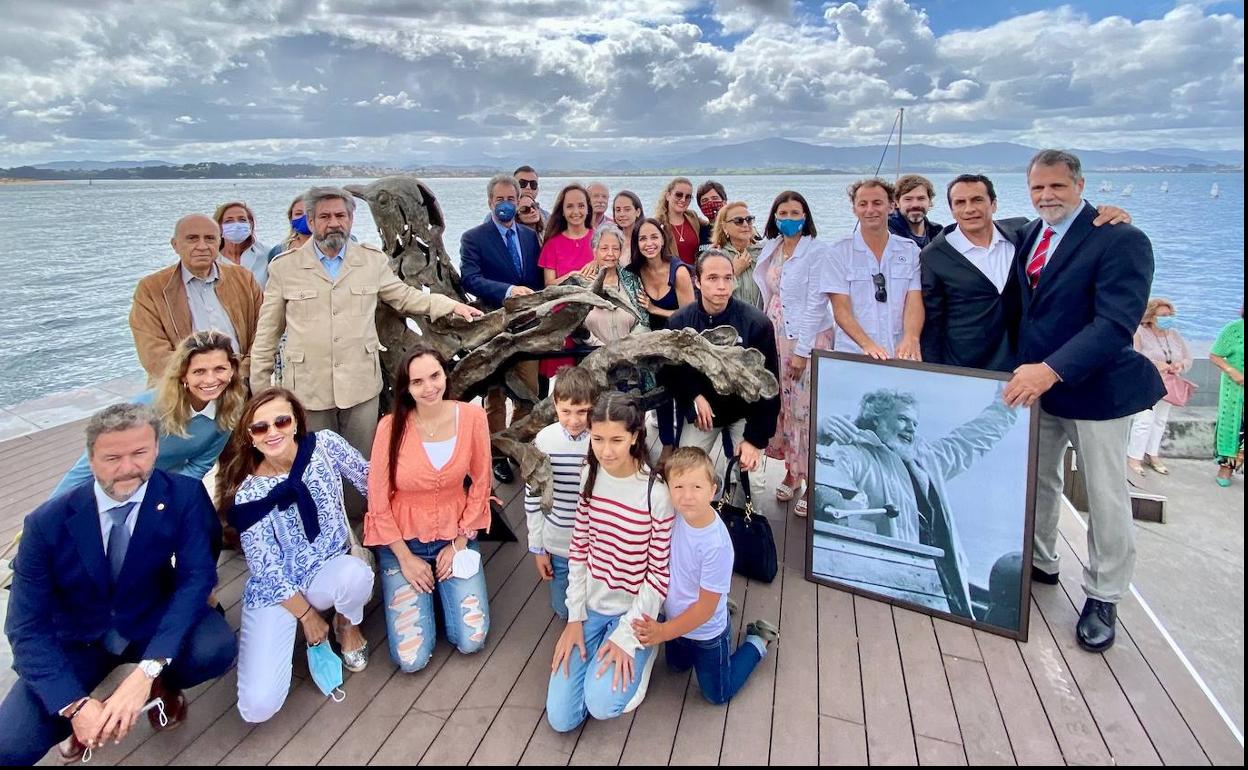 Familiares y autoridades, junto a la paloma de la paz perteneciente al mascarón de proa del Zamná, colocada ahora en la Duna de Zaera. 