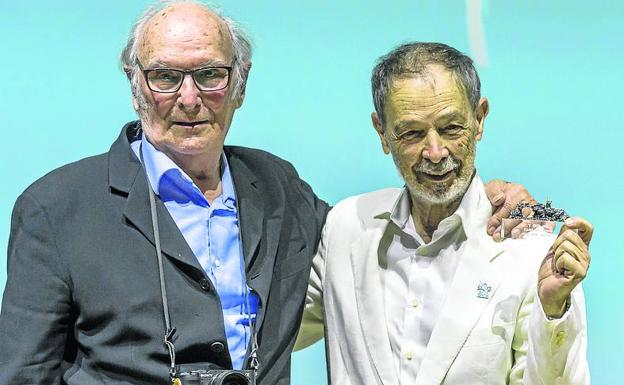 Carlos Saura entregó el premio Faro de Honor a José Luis Alcaine.