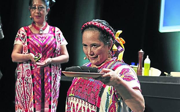 Premio 'Guardianas de la Tradición'. Las mexicanas Rosario Cruz Cobos y Celia Florian, de la Asociación de Cocineras Tradicionales de Oaxaca, valoraron el papel de la mujer en el mantenimiento de la cultura gastronómica de origen precolombino. Además, ha explicado el papel que ha desempeñado la asociación en el apoyo a las mujeres, especialmente en asuntos de violencia machista. Ambas recogieron el premio Guardianas de la Tradición que dedicaron «a todas las mujeres que cocinan y que alguna vez nos han restaurado».