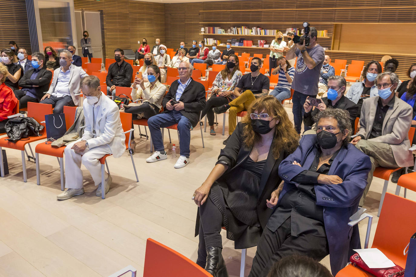 El festival finalizó con la entrega del premio Faro de Honor a José Luis Alcaine e Isabel Coixet por su trayectoria y el premio Faro Dos Orillas a Esther García 