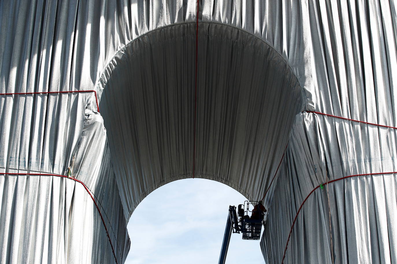 El Arco de Triunfo parisino, empaquetado por el artista estadounidense de origen búlgaro Christo, es «un regalo para los parisinos y para los franceses», ha declarado este jueves la ministra de Cultura, Roselyne Bachelot, en la presentación de la obra.