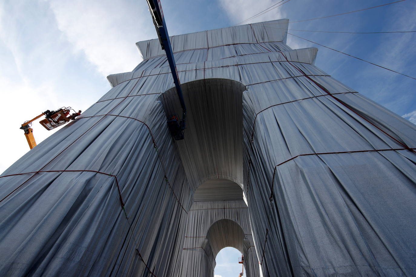 El Arco de Triunfo parisino, empaquetado por el artista estadounidense de origen búlgaro Christo, es «un regalo para los parisinos y para los franceses», ha declarado este jueves la ministra de Cultura, Roselyne Bachelot, en la presentación de la obra.