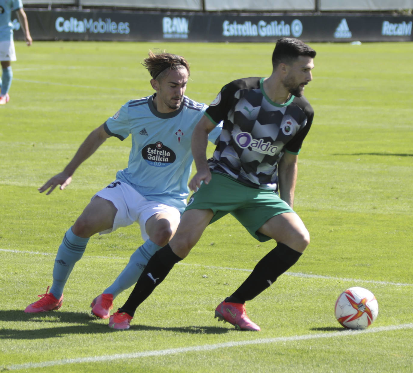 Fotos: El Racing cae ante el Celta B