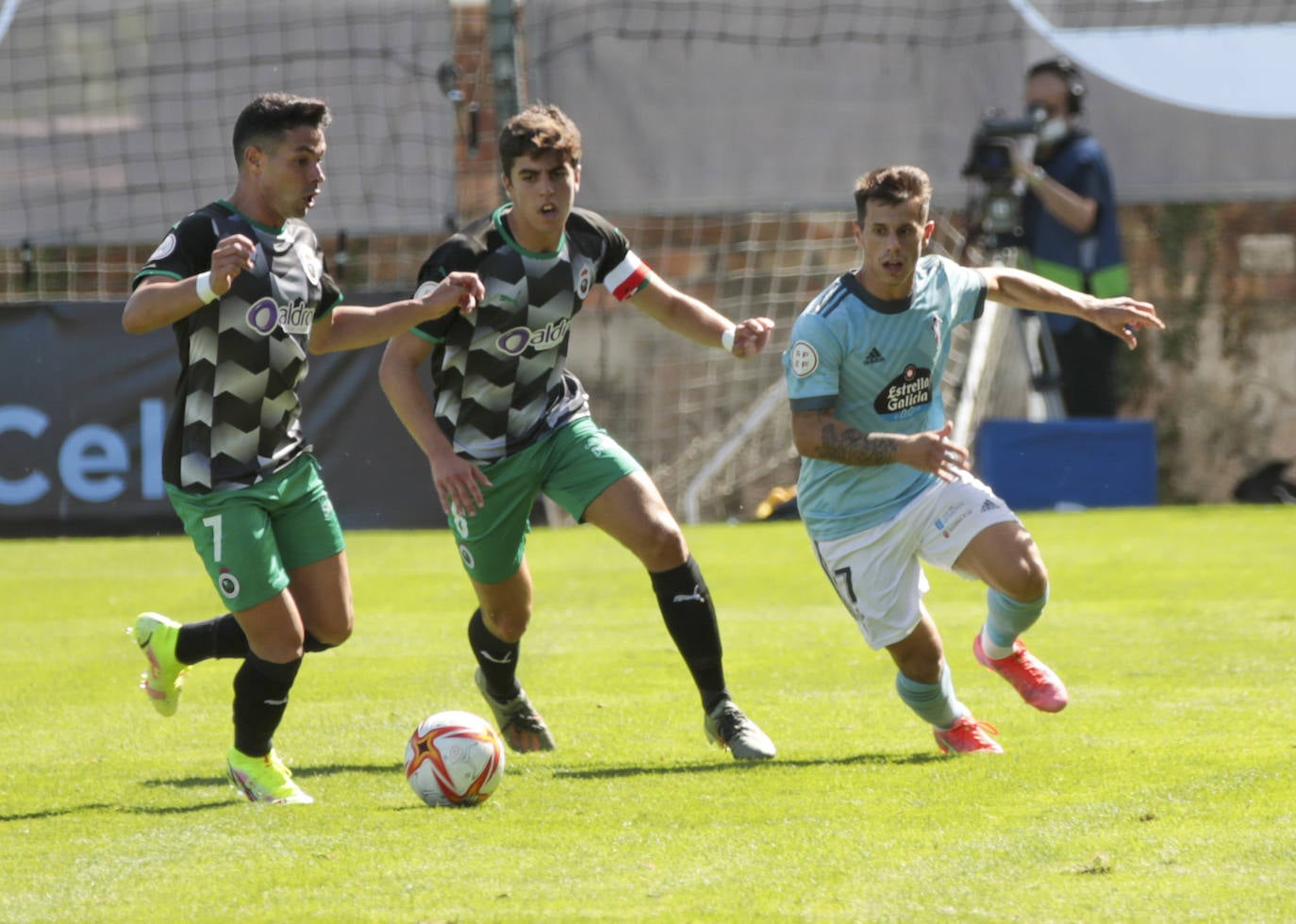 Fotos: El Racing cae ante el Celta B