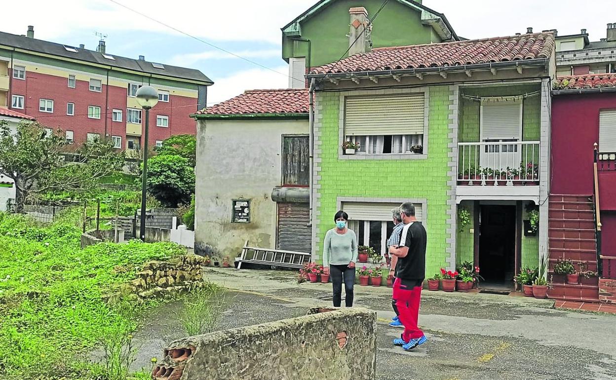 Algunos de los afectados en el barrio, donde hay solares ya vacíos y algunas casas amenazan ruina. 