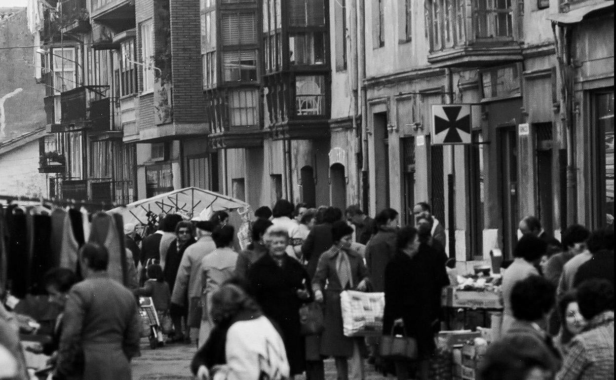 Calle Díaz Pimienta. Farmacia Asenjo y, a la izquierda, local de Vasio. 1980.