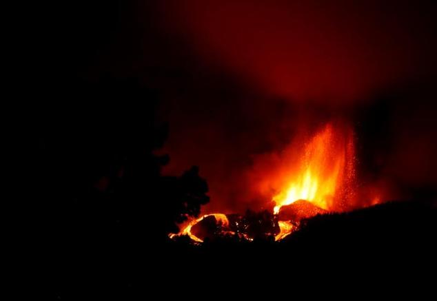 La lava se eleva tras la erupción del volcán.