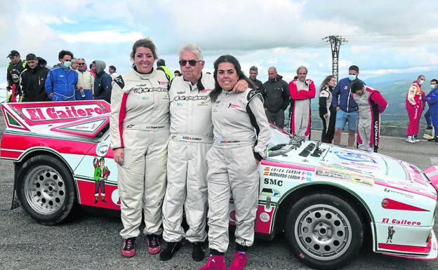 Imagen principal - Arriba, Bernardo Cardín, junto a sus dos hijas en el alto de Peña Cabarga. Abajo a la izquierda, el cántabro Jaime San Emeterio con su Skoda Fabia. 