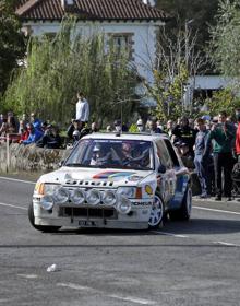 Imagen secundaria 2 - Arriba, Bernardo Cardín, junto a sus dos hijas en el alto de Peña Cabarga. Abajo a la izquierda, el cántabro Jaime San Emeterio con su Skoda Fabia. 