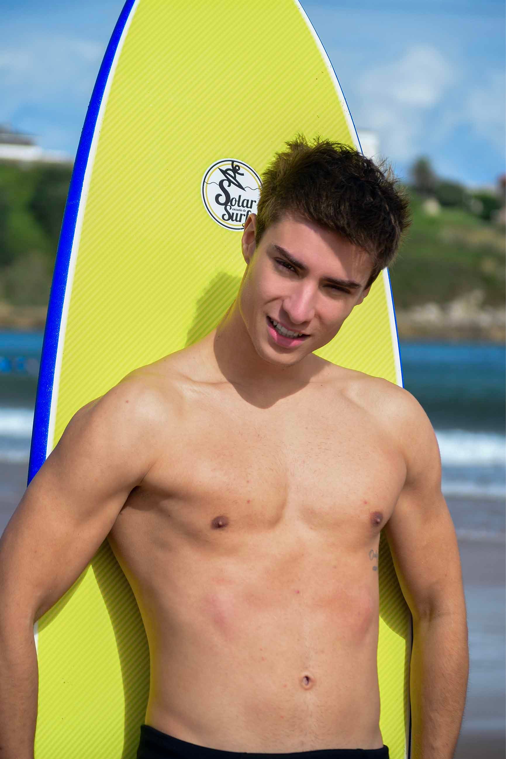 Rafa De La Vega, catalán de Premiá de Mar, tiene 19 años. Su novia, que en su momento fue Miss, le animó a participar en el certamen. Su próximo reto el certamen internacional en Santo Domingo (República Dominicana).