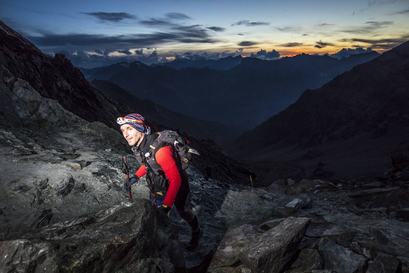 Es una de las carreras más emblemáticas del mundo del ultra trail por sus 330 kilómetros y 24.000 metros de desnivel positivo que recorre el valle italiano de Aosta. Bautizada por sus creadores como la Carrera de los Gigantes, presenta un extraordinario itinerario por las Vias Altas nº1 y 2 que recorren la falda de grandes cimas como el Mont Blanc, el Cervino, el Monte Rosa y el Gran Paradiso, atravesando hasta 25 collados por encima de los 2.000m de altitud. 