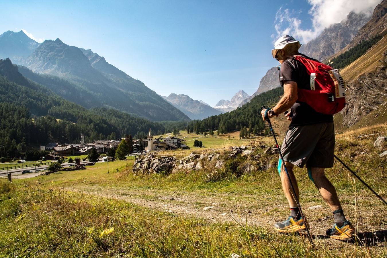 Es una de las carreras más emblemáticas del mundo del ultra trail por sus 330 kilómetros y 24.000 metros de desnivel positivo que recorre el valle italiano de Aosta. Bautizada por sus creadores como la Carrera de los Gigantes, presenta un extraordinario itinerario por las Vias Altas nº1 y 2 que recorren la falda de grandes cimas como el Mont Blanc, el Cervino, el Monte Rosa y el Gran Paradiso, atravesando hasta 25 collados por encima de los 2.000m de altitud. 