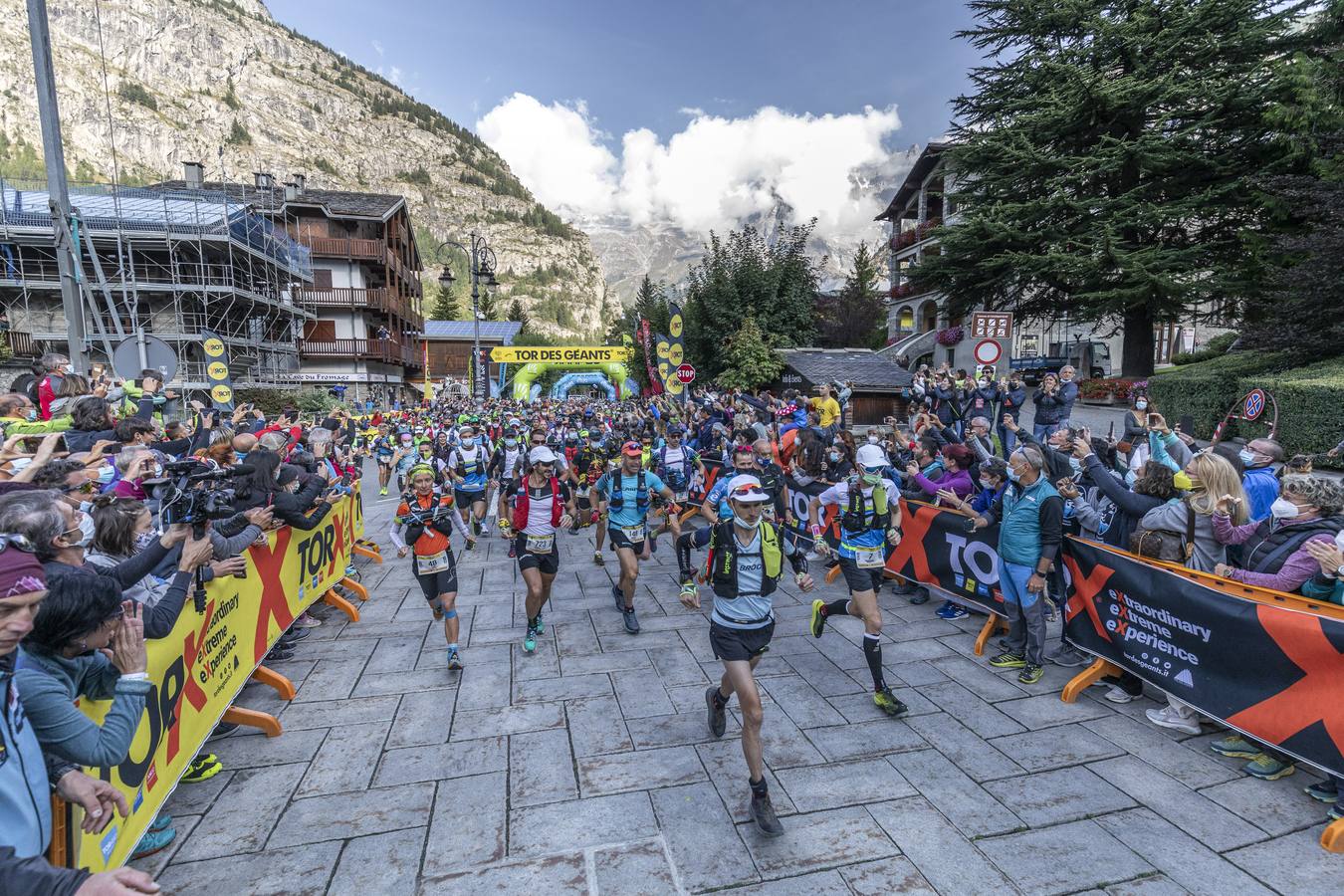 Es una de las carreras más emblemáticas del mundo del ultra trail por sus 330 kilómetros y 24.000 metros de desnivel positivo que recorre el valle italiano de Aosta. Bautizada por sus creadores como la Carrera de los Gigantes, presenta un extraordinario itinerario por las Vias Altas nº1 y 2 que recorren la falda de grandes cimas como el Mont Blanc, el Cervino, el Monte Rosa y el Gran Paradiso, atravesando hasta 25 collados por encima de los 2.000m de altitud. 