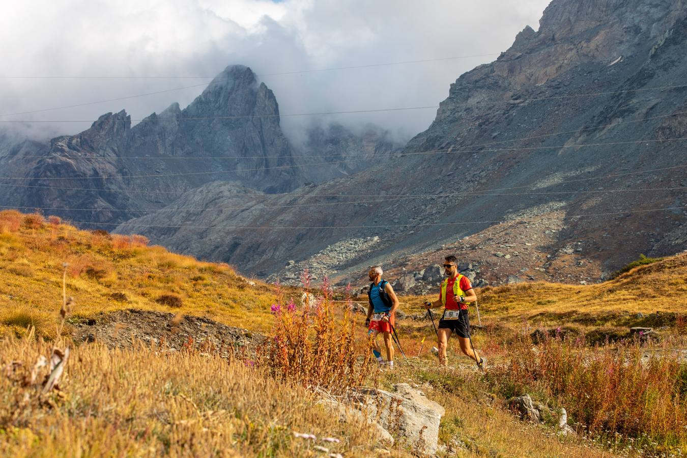 Es una de las carreras más emblemáticas del mundo del ultra trail por sus 330 kilómetros y 24.000 metros de desnivel positivo que recorre el valle italiano de Aosta. Bautizada por sus creadores como la Carrera de los Gigantes, presenta un extraordinario itinerario por las Vias Altas nº1 y 2 que recorren la falda de grandes cimas como el Mont Blanc, el Cervino, el Monte Rosa y el Gran Paradiso, atravesando hasta 25 collados por encima de los 2.000m de altitud. 