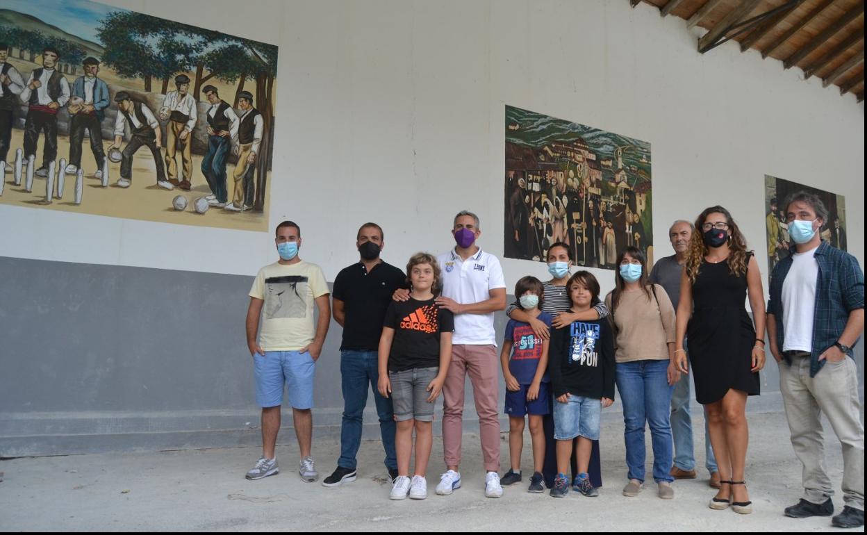 Algunos de los vecinos que han colaborado en la elaboración de los murales durante la inauguración, en la que participó Pablo Zuloaga.