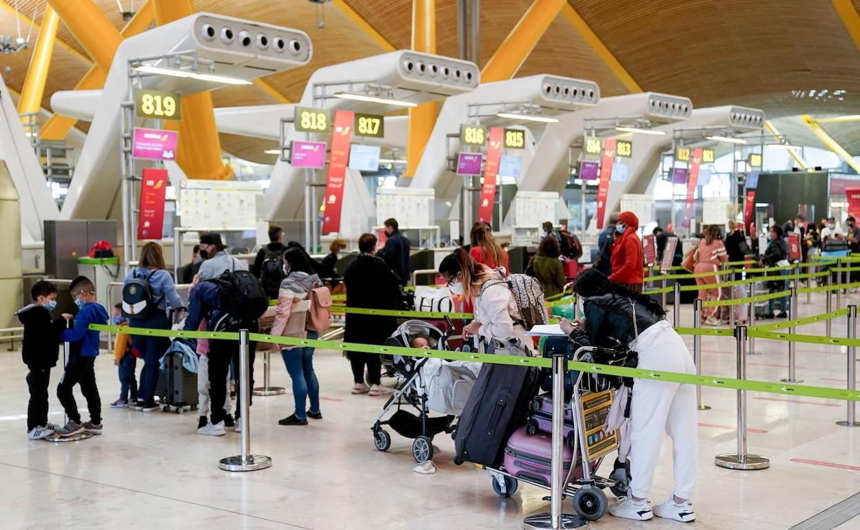 Turistas en el aeropuerto de Barajas.