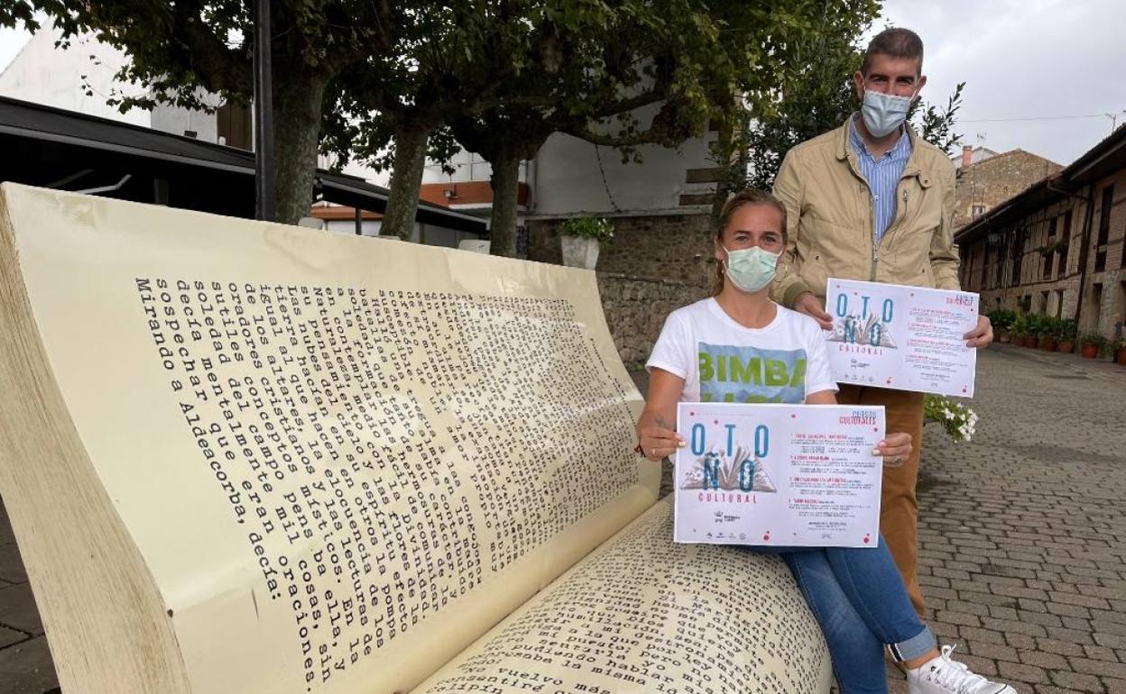 Los concejales Sandra Martínez y Carlos Rubio con el programa de actos.